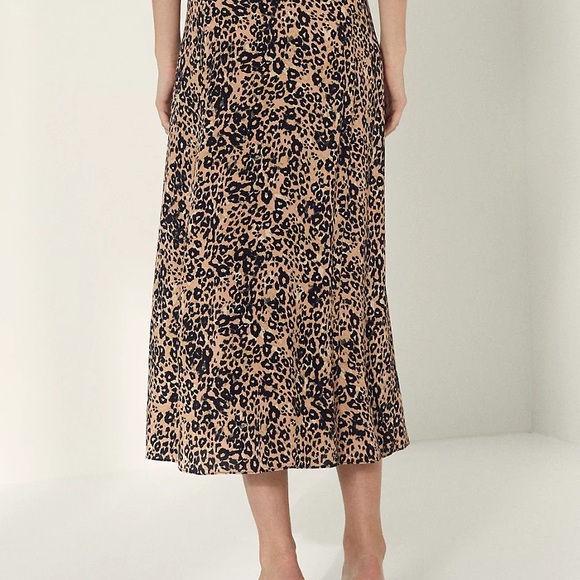 Aritzia Wilfred Button Midi skirt - Picture 3 of 6